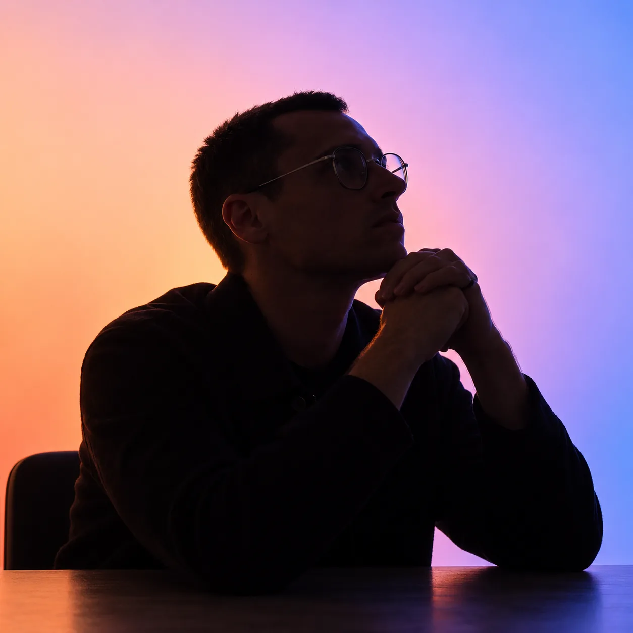 Romain Le Berrigot, coach d’entrepreneurs et d’intrapreneurs, portrait pensif en contre-jour