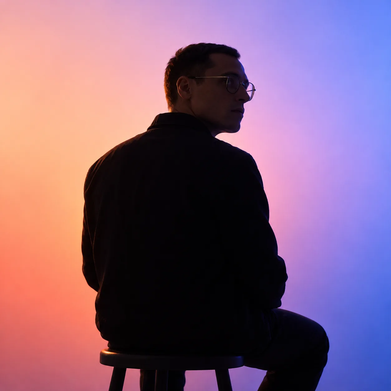 Romain Le Berrigot, conseil en marque employeur et communication RH, portrait de dos sur fond dégradé