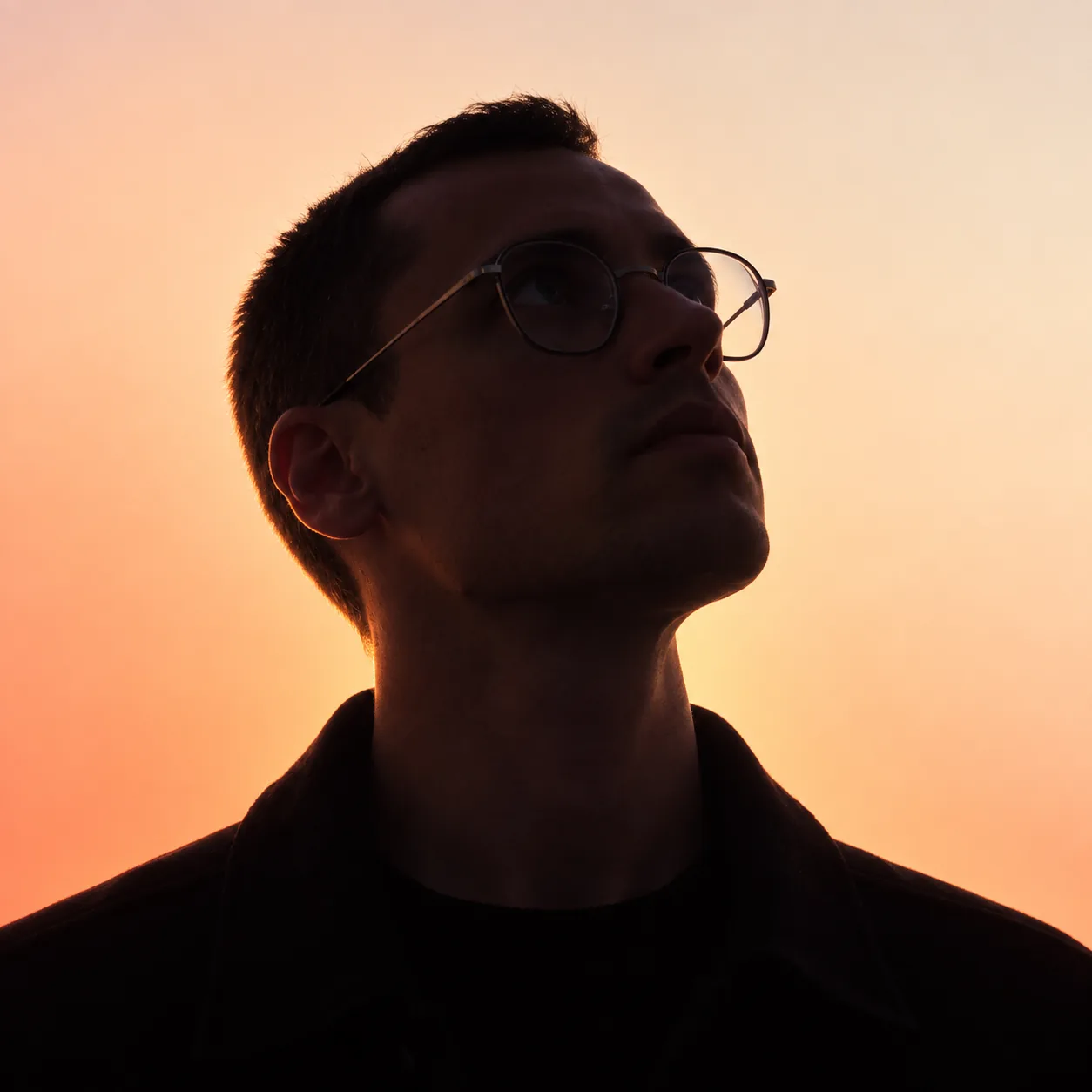 Romain Le Berrigot, consultant en communication et fondateur de l’agence Les Idéaux, portrait en contre-jour