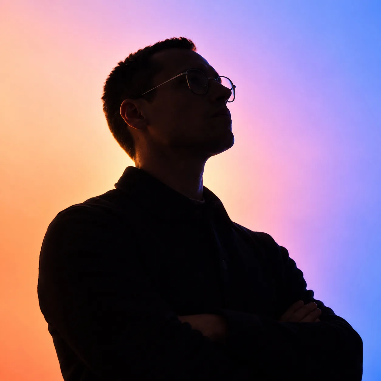 Romain Le Berrigot, expert en marque employeur et communication RH, bras croisés sur fond dégradé