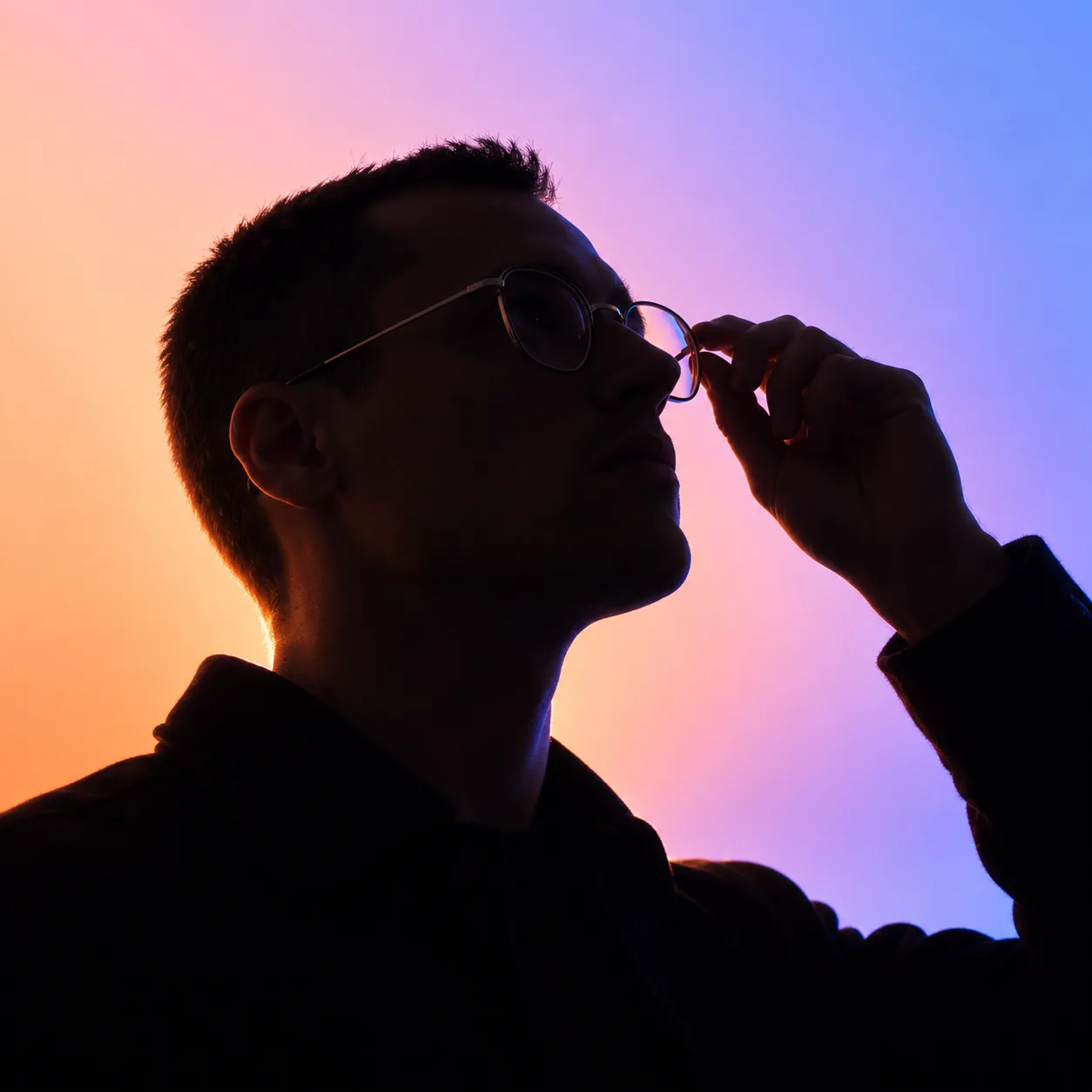 Romain Le Berrigot, formateur et consultant en intelligence artificielle, portrait en contre-jour