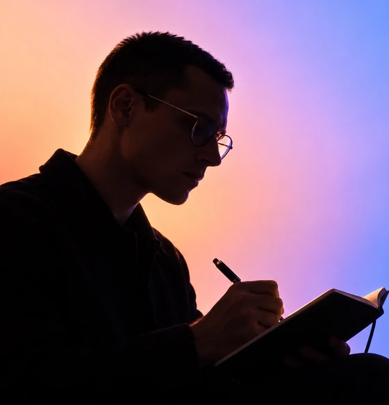 Rédacteur au travail sur une stratégie de contenus